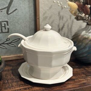 VTG Pfaltzgraff Heritage Soup Tureen Ladle Lid Underplate White Grand 4Qt Set